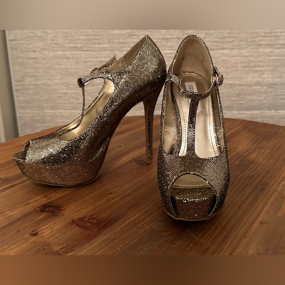 Steve Madden Gold Glitter Open-Toe, T-Strap, Platform, 5-inch Spiked Heel, 8.5 - Picture 3 of 4